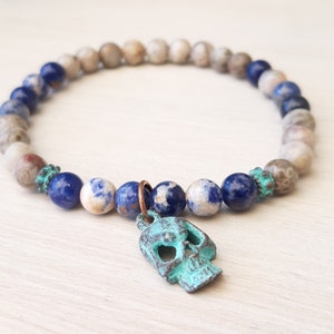 Bracelet tête de mort pour homme : sodalite, jaspe fossile, breloque en cuivre