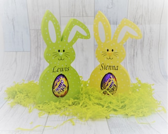 Porta huevos de Pascua personalizado con forma de conejito de crema: decoración pintada a mano