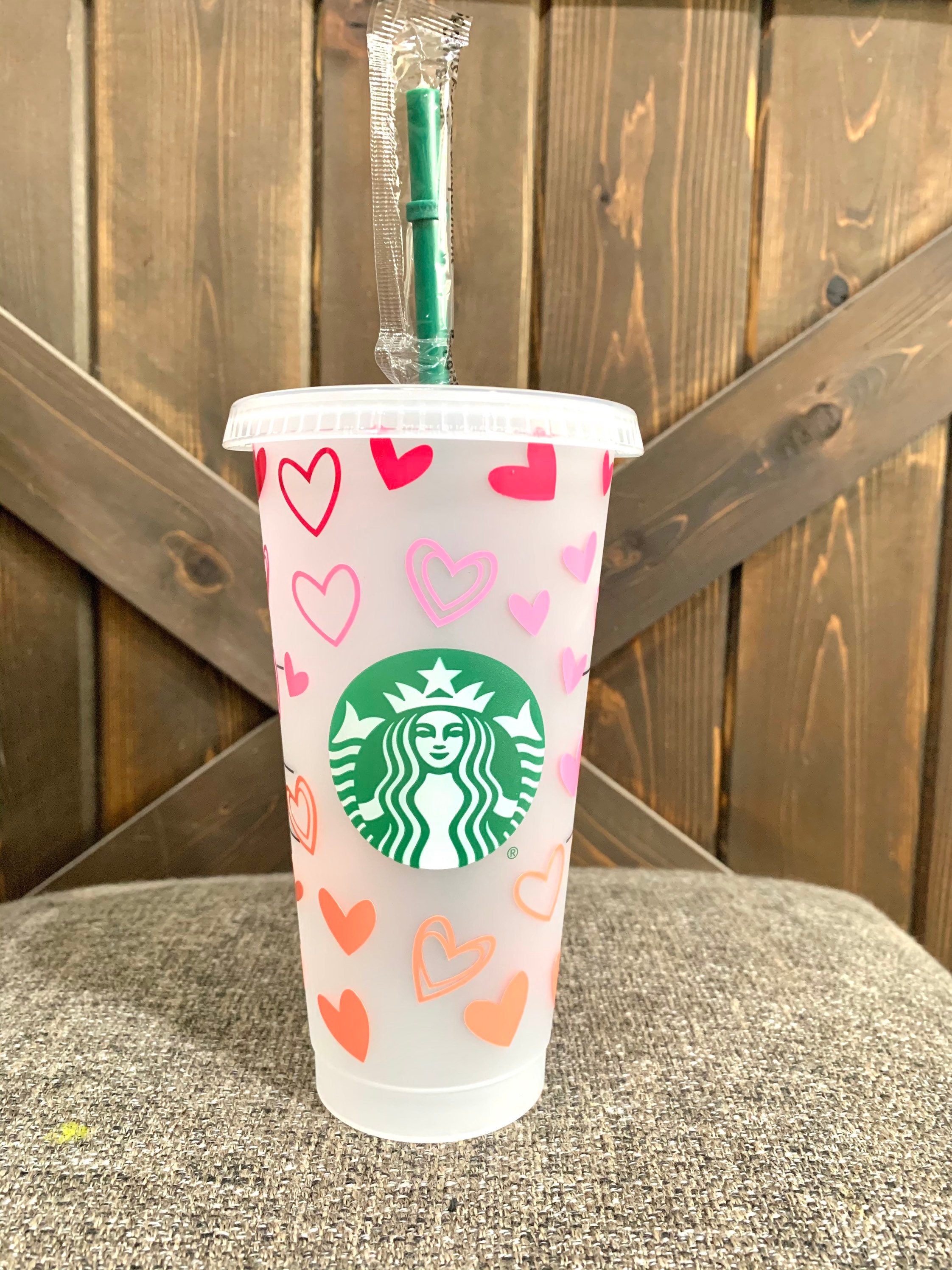 Starbucks donne des tasses festives réutilisables gratuites pendant 1  journée seulement - Narcity