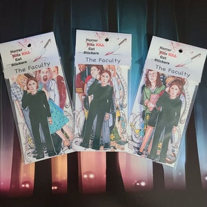 Może przedstawiać: Trzy zestawy naklejek z postaciami z filmu "The Faculty". Każdy zestaw zawiera różne postacie, w tym nauczyciela, ucznia i potwora. Naklejki są wydrukowane na białym papierze i mają błyszczące wykończenie.