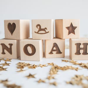 Personalisierter Baby Block aus Holz - Baby Block - Holzklötze - Namen Blöcke - Baby Geschenk Blöcke mit Namen - gravierter Baby Block - Holzklötze