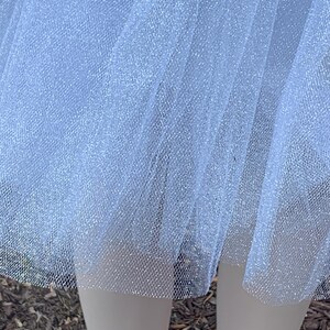 K&ouml;nnte beinhalten: Hellblauer T&uuml;llstoff mit dezentem Glitzern. Der Stoff ist weich und zart, mit einer feinen Maschenbindung.