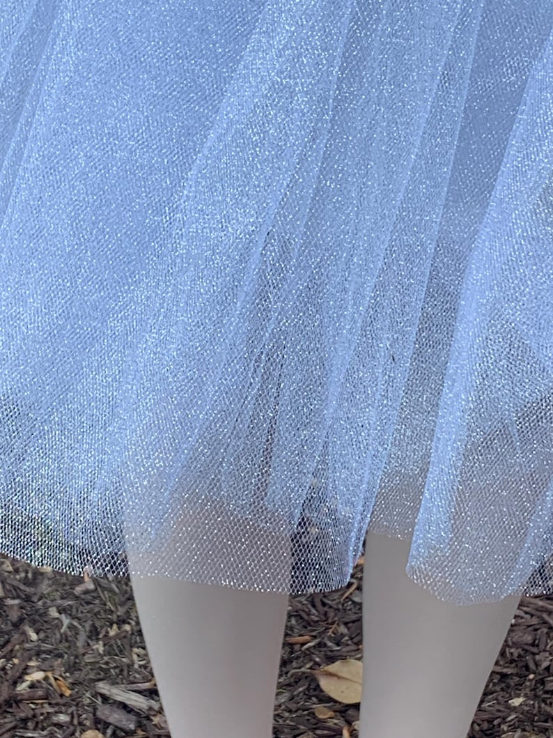 K&ouml;nnte beinhalten: Hellblauer T&uuml;llstoff mit dezentem Glitzern. Der Stoff ist weich und zart, mit einer feinen Maschenbindung.