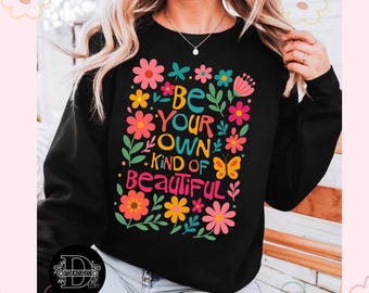 Sudadera negra de cuello redondo con estampado floral colorido y la frase "Sé tú mismo/a"