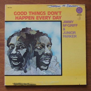 Pode incluir: Uma capa de álbum de vinil amarela com o título "GOOD THINGS DON'T HAPPEN EVERY DAY" de Jimmy McGriff & Junior Parker. A capa apresenta uma pintura em aquarela de dois rostos masculinos.