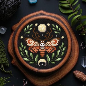 Patrón de punto de cruz de polilla floral en PDF: Diseño de luna bruja (digital)