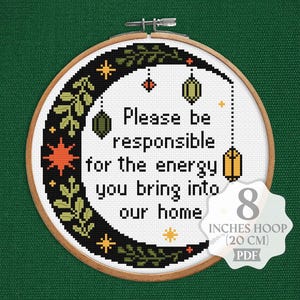 Op de afbeelding: Kruissteek hoepelkunst met de tekst "Please be responsible for the energy you bring into our home". Het ontwerp bevat een halve maan, sterren en hangende lantaarns. De hoepel heeft een diameter van 20 cm.