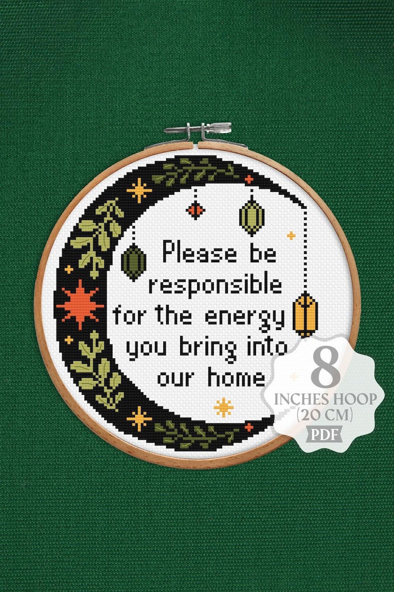 Op de afbeelding: Kruissteek hoepelkunst met de tekst "Please be responsible for the energy you bring into our home". Het ontwerp bevat een halve maan, sterren en hangende lantaarns. De hoepel heeft een diameter van 20 cm.