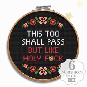 Puede incluir: Patrón de punto de cruz en blanco y negro con flores rojas y el texto "This too shall pass but like holy f*ck". El patrón está en un aro de bordado de 15 cm.