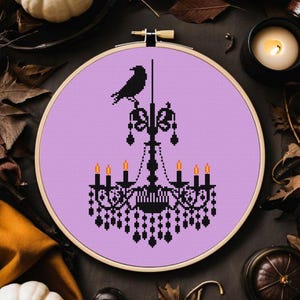 Patrón de punto de cruz gótico Halloween Punto de cruz gótico Lámpara de araña Otoño Cuervo Cuervo Descarga digital PDF