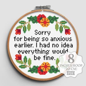 Op de afbeelding: Borduurpatroon met een bloemenkrans met rode en gele bloemen en groene bladeren. Het patroon bevat de tekst "Sorry dat ik eerder zo angstig was. Ik had geen idee dat alles goed zou komen." en is ontworpen voor een ring van 20 cm.