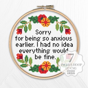 K&ouml;nnte beinhalten: Kreuzstichmuster mit einem Blumenkranz mit roten und gelben Blumen und gr&uuml;nen Bl&auml;ttern. Der Text lautet "Sorry for being so anxious earlier. I had no idea everything would be fine." Das Muster ist f&uuml;r einen 17 cm gro&szlig;en Reifen konzipiert.