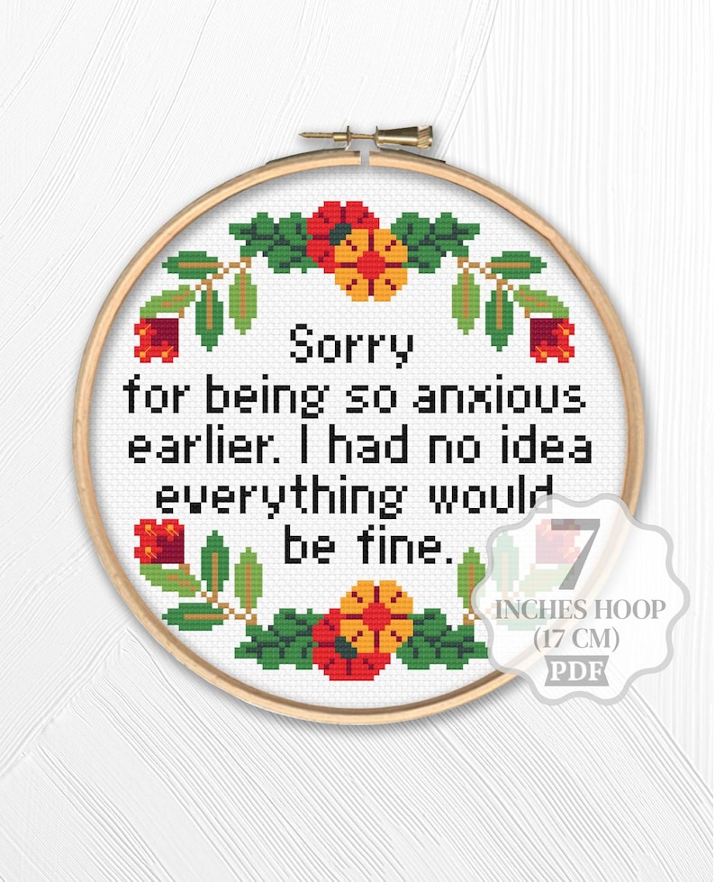 K&ouml;nnte beinhalten: Kreuzstichmuster mit einem Blumenkranz mit roten und gelben Blumen und gr&uuml;nen Bl&auml;ttern. Der Text lautet "Sorry for being so anxious earlier. I had no idea everything would be fine." Das Muster ist f&uuml;r einen 17 cm gro&szlig;en Reifen konzipiert.