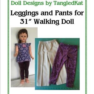 Könnte beinhalten: Ein Schnittmuster zum Nähen von Leggings und einer Hose für eine 79 cm große Laufpuppe. Das Schnittmuster enthält Anweisungen und ein Foto des fertigen Produkts. Die Puppe trägt eine lila Leggings und eine beige Hose.