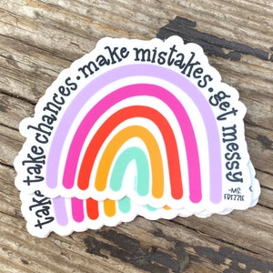 Op de afbeelding: Een regenboog sticker met de tekst "take chances. make mistakes. get messy" en de handtekening " -MS. FRIZZLE".