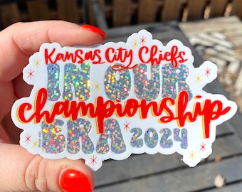 À l'ère des championnats - Champions du Super Bowl 2024 - Autocollant en vinyle imperméable durable des Chiefs de Kansas City, Taylor Swift