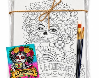 Puede incluir: Un kit de pintura por números con un lienzo pre-dibujado de 23 por 30 cm de una persona con tocado floral sosteniendo una taza, etiquetado La Chismosa. Incluye dos pinceles, una imagen de referencia e instrucciones en plástico.