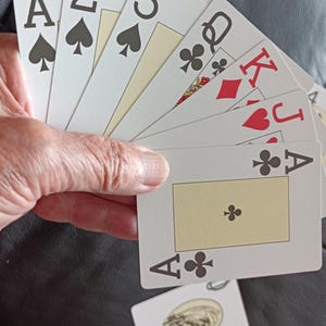 jeu de 54 cartes en gros caractères et son étui en soie brodée