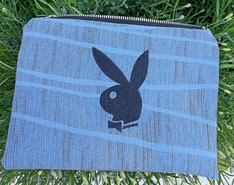 Trousse Play Boy bleue brodée d'un lapin coquin en noir