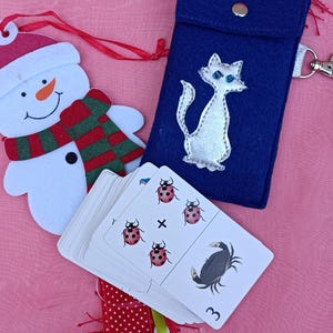 Juego de cartas infantil con su estuche de gato.
