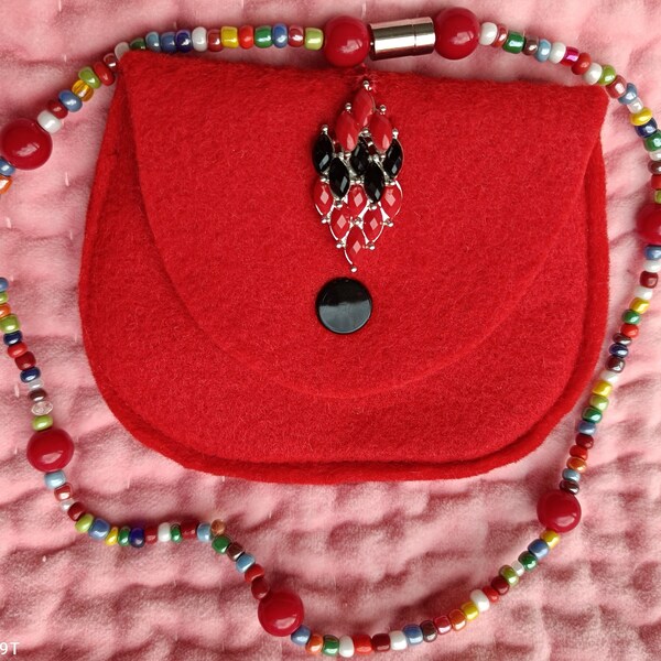 Collier et pochette rouge pour elle