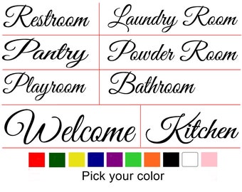 Peut inclure: Un ensemble de plaques de porte personnalisables avec une variété de noms de pièces, notamment Toilettes, Buanderie, Garde-manger, Salle d'eau, Salle de jeux, Salle de bain, Bienvenue et Cuisine. Les plaques sont disponibles dans une variété de couleurs, notamment rouge, vert, jaune, bleu, violet, orange, noir, blanc et rose.