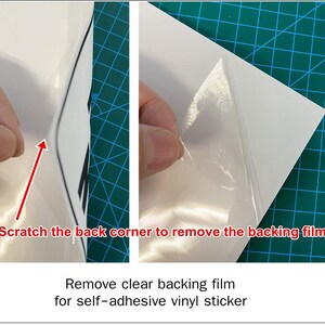 K&ouml;nnte beinhalten: Nahaufnahme eines wei&szlig;en Aufklebers mit einer transparenten Schutzfolie. Das Bild zeigt, wie man die Schutzfolie entfernt, indem man die Ecke des Aufklebers kratzt.