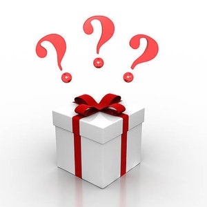 Op de afbeelding: Een witte geschenkdoos met een rood lint en strik, en drie rode vraagtekens die erboven zweven. De doos is vierkant en gesloten. De achtergrond is wit.