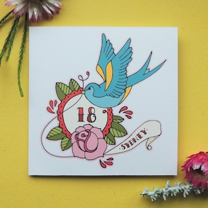 Cartão de aniversário personalizado com tatuagem de andorinha