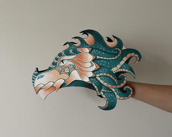 Drachenhandpuppe – Riptide – Handgefertigtes Fantasiewesen aus Papier – Drachen-Partyartikel – Halloween-Requisite – Originalkunst von @kali_Scales