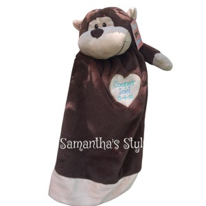 Könnte beinhalten: Braune Plüschdecke mit Affenkopf und einem herzförmigen Aufnäher mit der Aufschrift "Cooper Joel 11-4-16" und dem Text "Samantha's Style" unten.