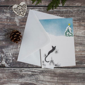 Carte de Noël chat haïku, intérieur vierge avec chat dans la neige et sapin de Noël, poème haïku au dos, et autocollant chat assorti