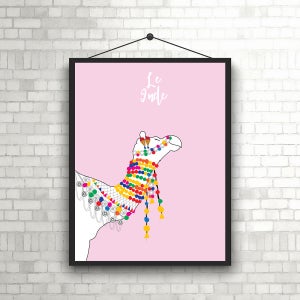 May include: A pink background with the text "Le Inde" in white. A white camel with colorful beaded decorations is on the right side of the image.