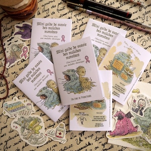Peut inclure: Une pile de quatre petits zines blancs avec des couvertures illustrées. Les zines sont intitulés "Mini guide de survie des malades monstres" et présentent des illustrations de créatures fantastiques. Le texte sur les couvertures indique "(Sur)vivre avec une maladie chronique".