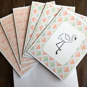 Conjunto de 6 cartões de visita modernos feitos à mão com flamingos e geométricos, menta e coral em branco, com envelopes internos para cartões comemorativos do dia a dia