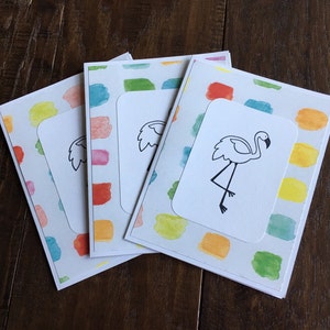 Conjunto de 3 cartões de visita geométricos modernos feitos à mão com pinceladas de flamingo, cores do arco-íris, em branco, com envelopes