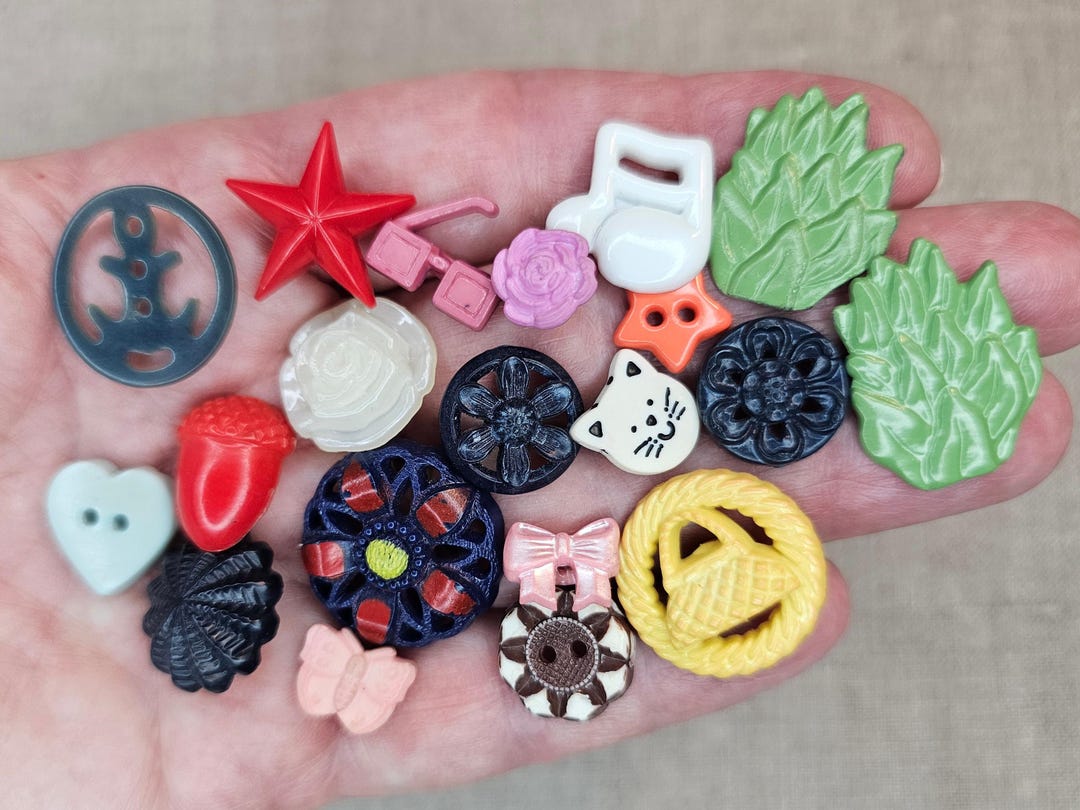 Fun Mixed Lot of Plastic Novelty Buttons. 20 Pieces, Assorted Sizes ...