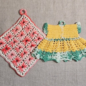 Peut inclure: Deux torchons en crochet, l'un en rose et blanc avec un motif floral et l'autre en jaune, vert et blanc avec un bord festonné.