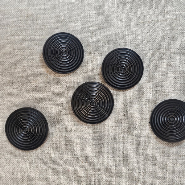 Vintage, matt black plastic buttons with concentric circle design. Self shank, 1"(2.5cm). Lot of 5. Excellent condition.