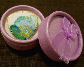 Joias de seda exclusivas. Broche de seda pintado à mão decorado pelo designer "Flor verde". Acessório artesanal.