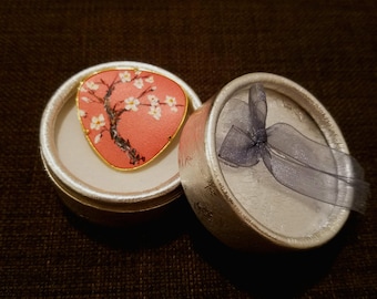 Joias de seda exclusivas. Broche de seda decorado pelo designer "Sakura". Acessório feito à mão.