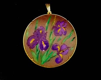 Joias exclusivas. Pingente de seda decorado pelo designer "Íris". Acessório feito à mão.