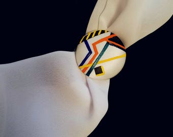 Acessório único. Clipe de lenço de seda decorado pelo designer "Geometria". Feito para segurar seu lenço no lugar. Miniatura pintada em seda.
