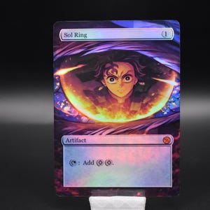 Könnte beinhalten: Holografische Sol Ring-Karte mit Charakterillustration und feurigem Hintergrund. Die Karte ist mit "Artifact" beschriftet und enthält Text, der ihre Funktion beschreibt. Die Karte wird auf einem weißen Ständer vor dunklem Hintergrund präsentiert.