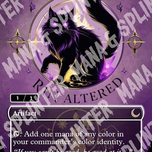 Könnte beinhalten: Eine benutzerdefinierte Karte mit einer schwarzen Katze mit lila Akzenten, betitelt "Arcane Signet". Die Karte hat einen lila Hintergrund mit goldenen und weißen Akzenten. Der Text "Alters By Rin" ist sichtbar. Die Karte ist ein Artefakt.