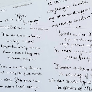 Könnte beinhalten: Vier weiße Karten mit schwarzem handschriftlichem Text. Die Karten zeigen Zitate über Schreiben und Literatur von Autoren wie Aldous Huxley, Virginia Woolf, W. Somerset Maugham und Beatrix Potter.
