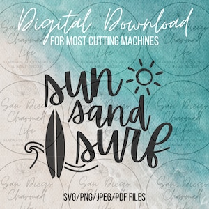 Puede incluir: Gráfico de descarga digital con las palabras "sun sand surf" en fuente negra, una tabla de surf y una ilustración de sol. El texto "FOR MOST CUTTING MACHINES" está encima del texto principal. El fondo es un lavado de acuarela azul y beige.