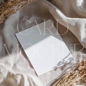 Cartão Mockup Moderno Minimalista Flat Lay Cartão Mockup 5x7 Cartão Convite de Casamento Estacionário Convite Cartão Mockup PSD JPG Download Digital