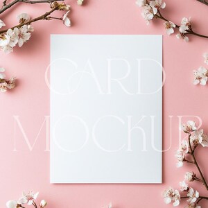 5x7 Mockup de cartão de Páscoa de primavera PSD, mockup de convite e cartão de felicitações em branco, modelo de cartão de casamento, foto de estoque de estilo minimalista Flat Lay