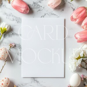 Ostern Einladungskarte Mockup, Minimalistische 5x7 Karte PSD Mockup, Osterei Karte Mockup, Luxus Grußkarte Mockup mit Tulpen, gestaltete Karte